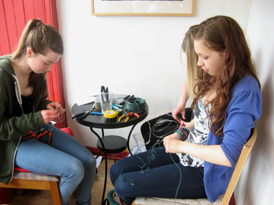 The students create wire sculptures in response to the surroundings of the former sandwich shop.